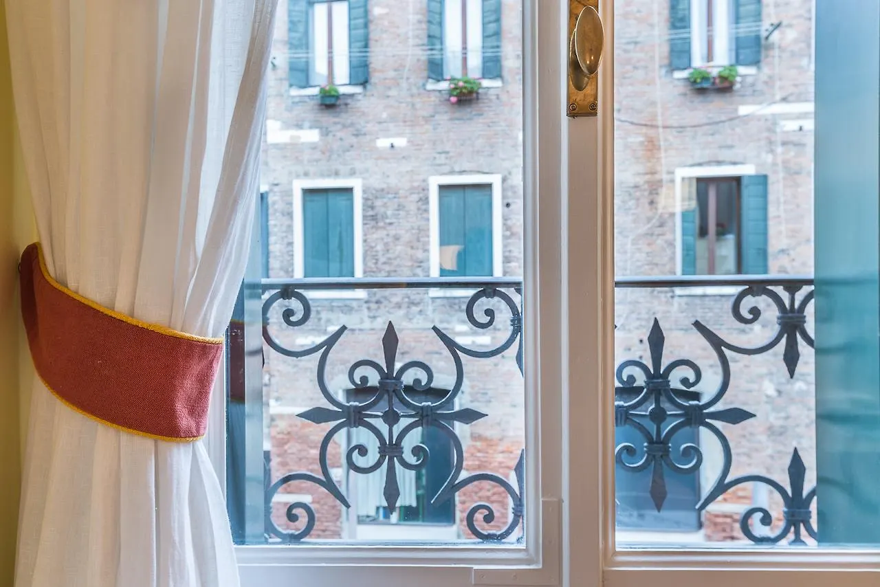 Ca' Dei Nomboli Canal View Venice Italy